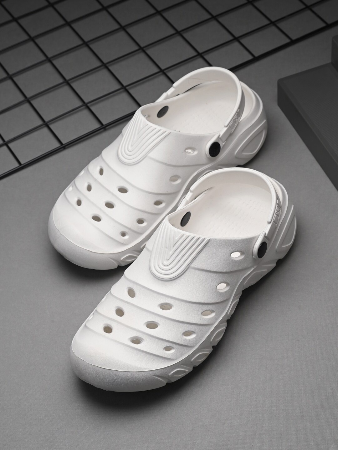 

HRX by Hrithik Roshan Men White Self Design Croslite Clogs