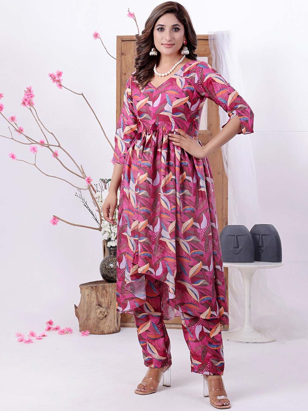 

Ethnovog Floral Printed Empire Anarkali Kurta with Trousers, Pink