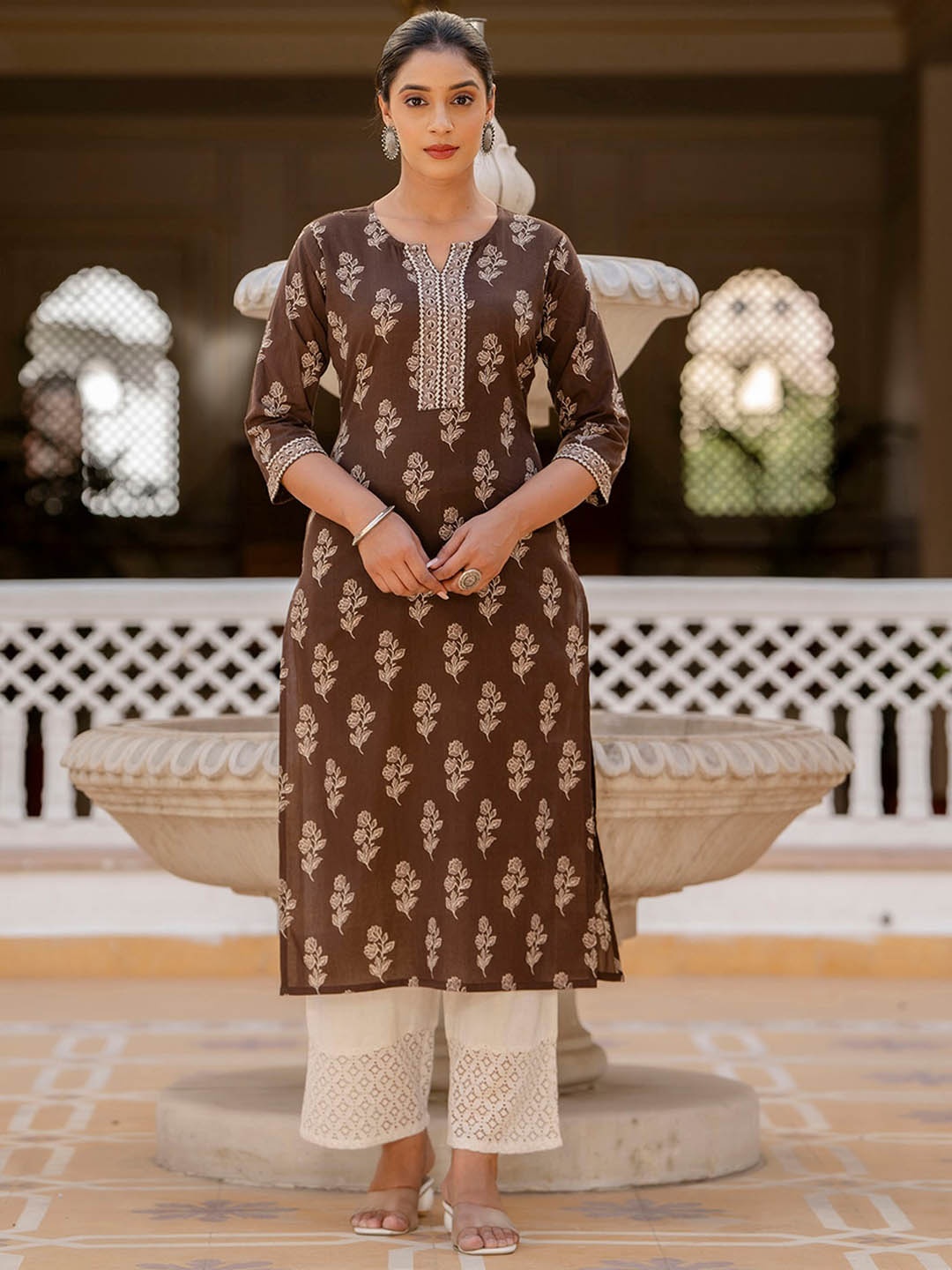 

Nayo Floral Printed Notched Neck Three-Quarter Sleeves Straight Kurta, Brown