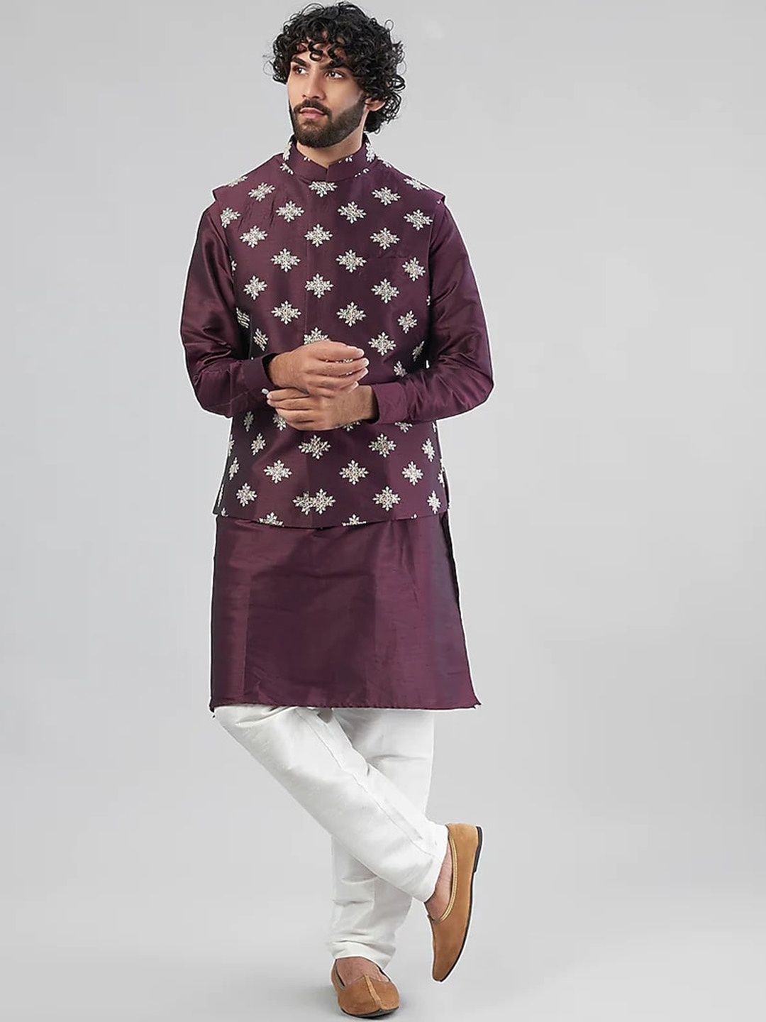 

RNG Safawala Regular Mandarin Collar Kurta with Trouser With Jacket, Maroon