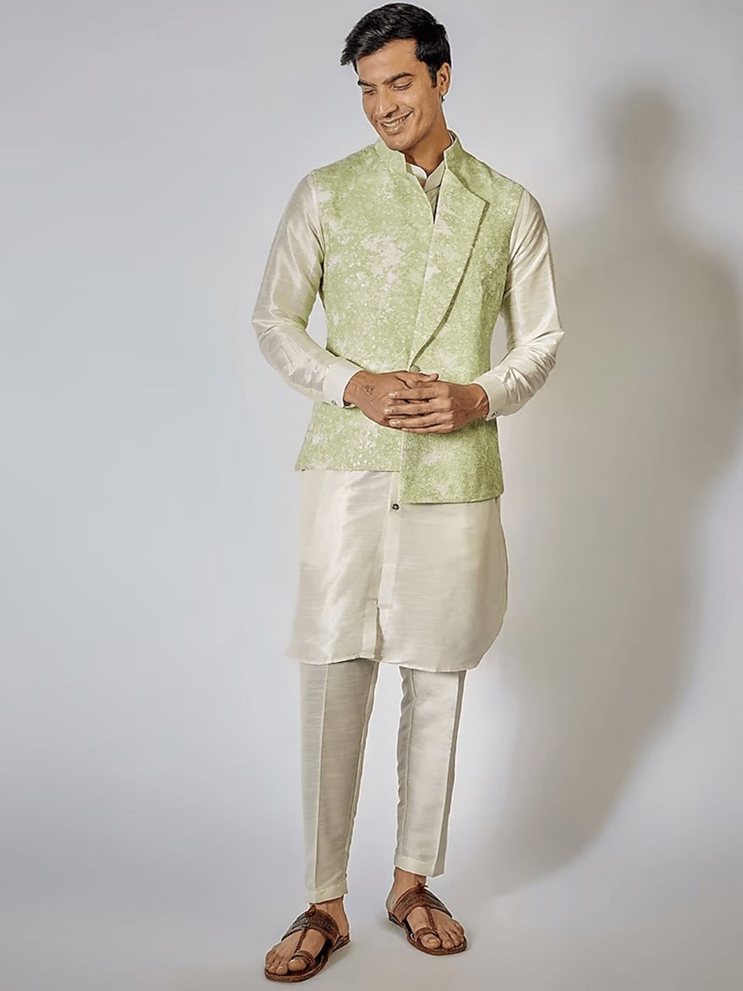 

RNG Safawala Mandarin Collar Pure Cotton Straight Kurta With Trousers With Jacket, Green