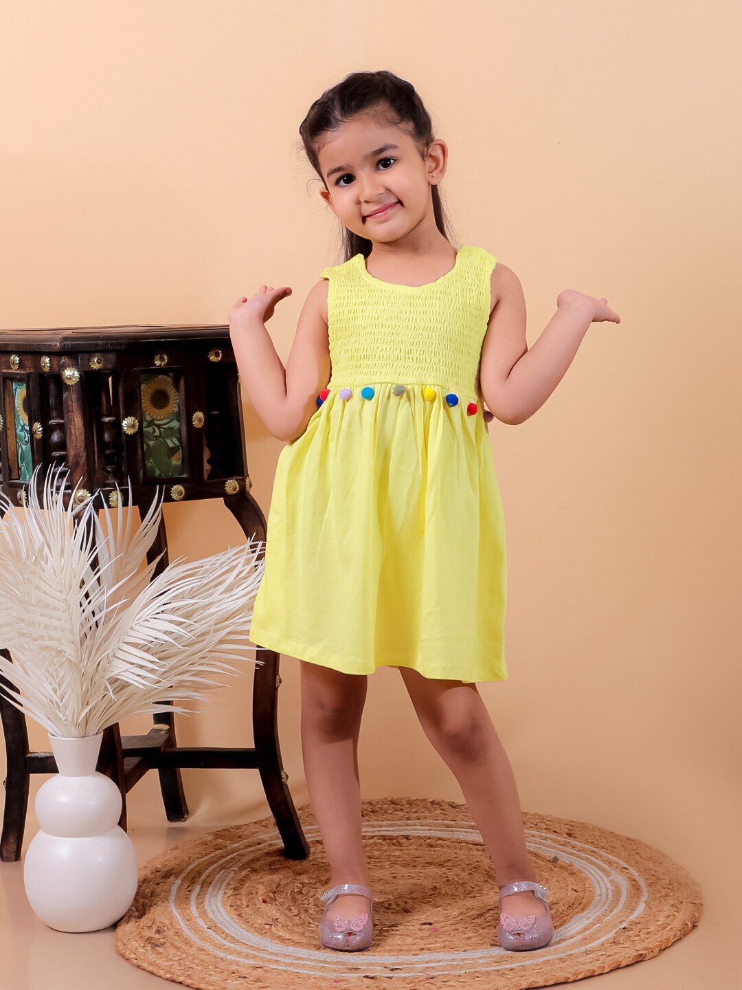 

JUNITOS Girls Round Neck Sleeveless Cotton Smocked Empire Dress, Yellow