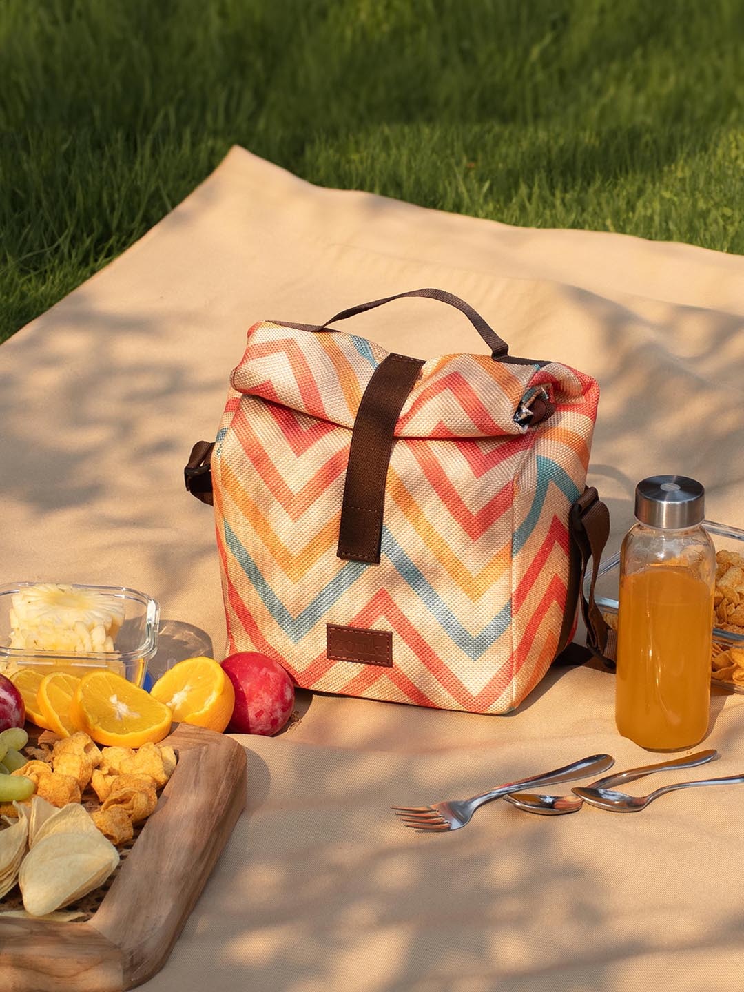 

ZOUK WavBeach Geometric Printed Insulated Roll Up Lunch Bag, Red