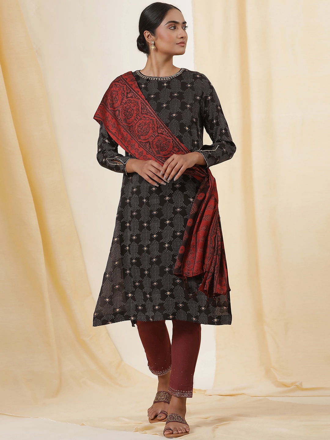 

W Printed Round Neck Long Sleeves Straight Kurta, Black
