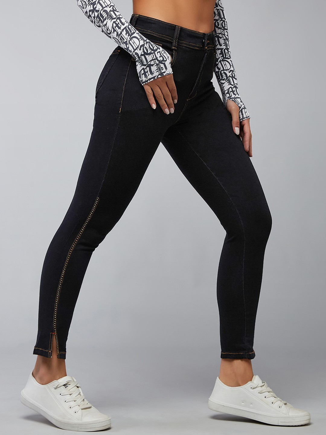 

DOLCE CRUDO Women Black Skinny Fit High-Rise Slash Knee Stretchable Jeans