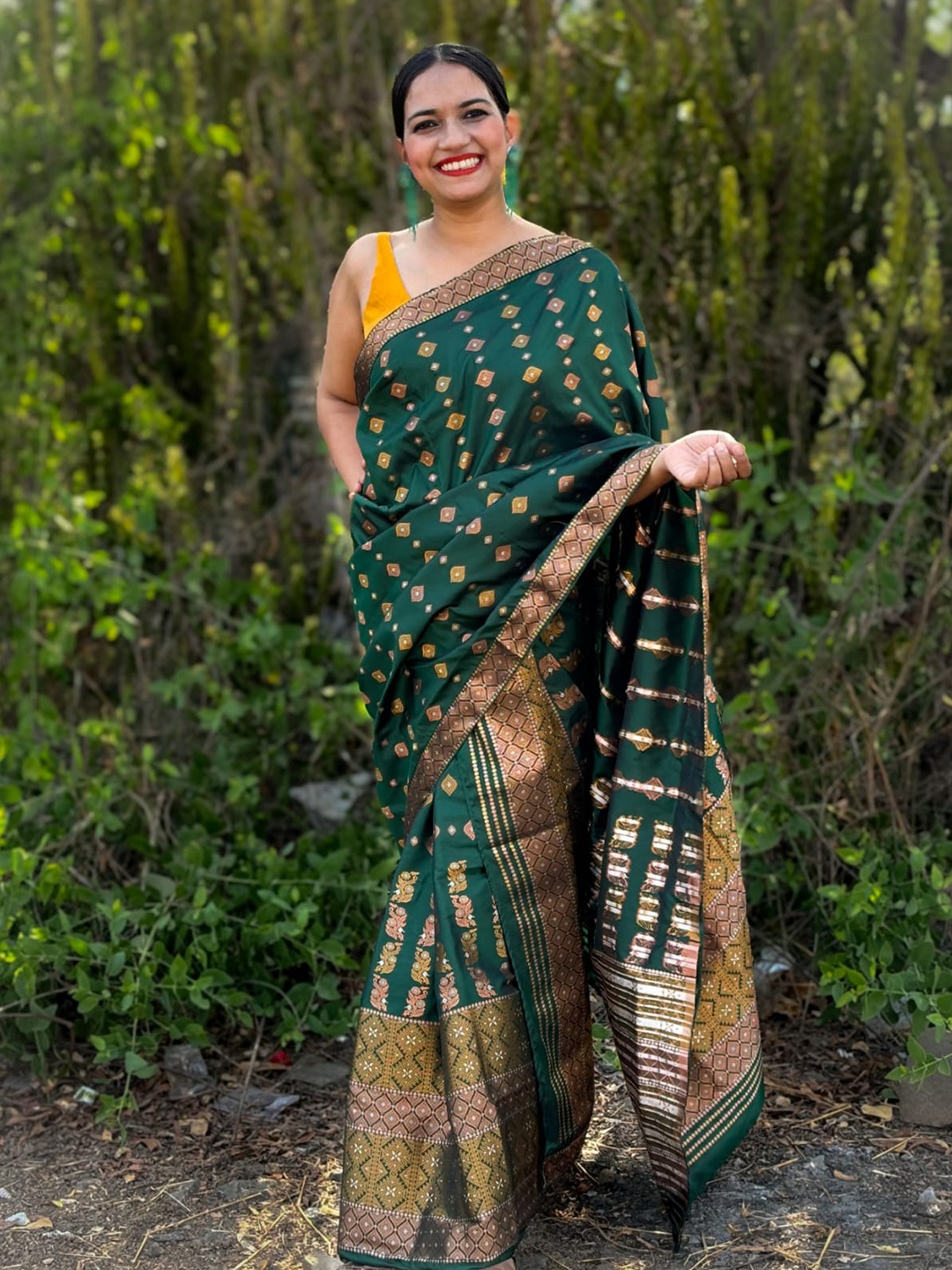 

Apaapi Threads of glory Ethnic Motifs Zari Silk Blend Mekhela Chador Saree, Green