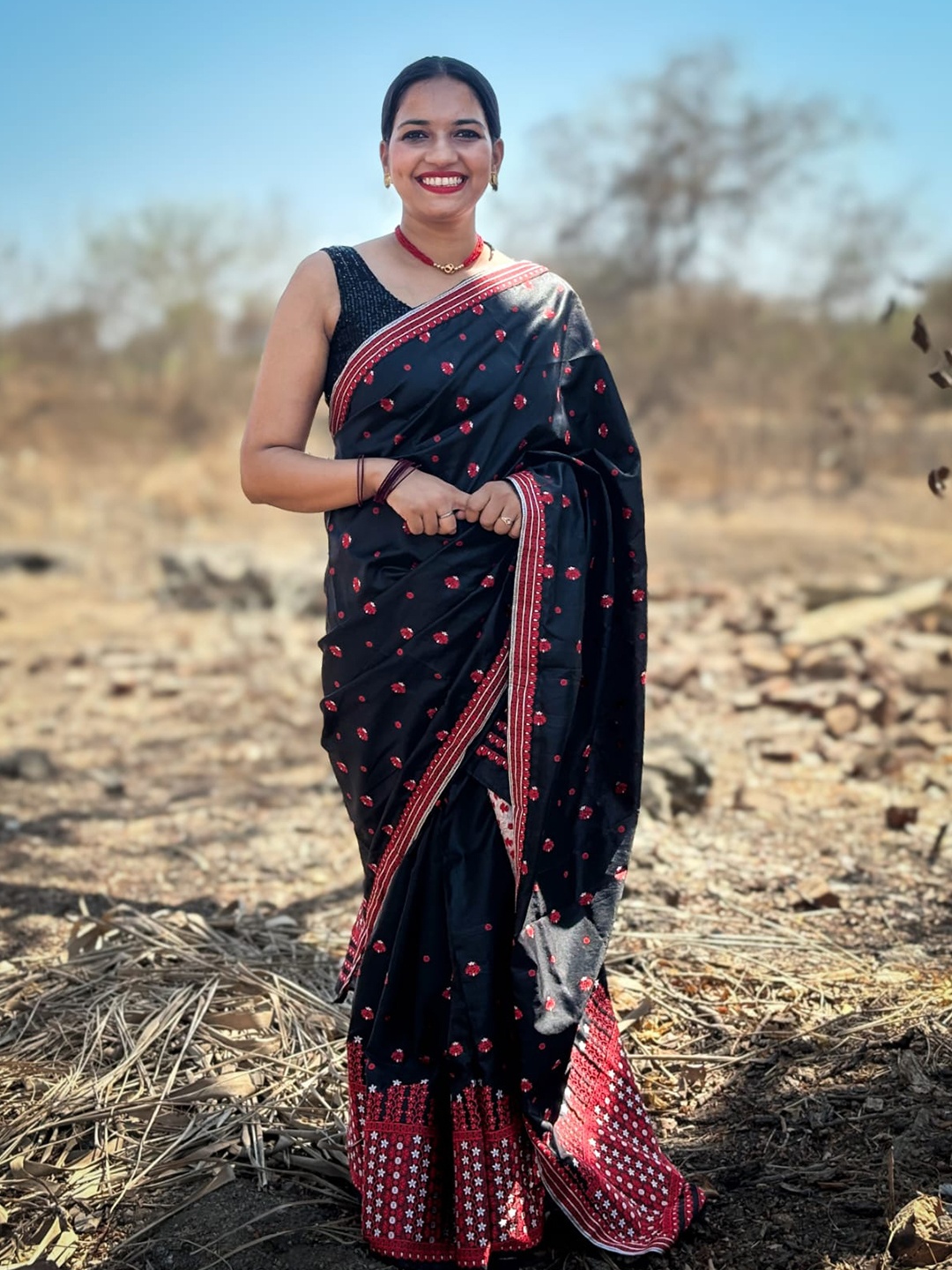 

Apaapi Threads of glory Ethnic Motifs Silk Blend Mekhela Chador Saree, Black