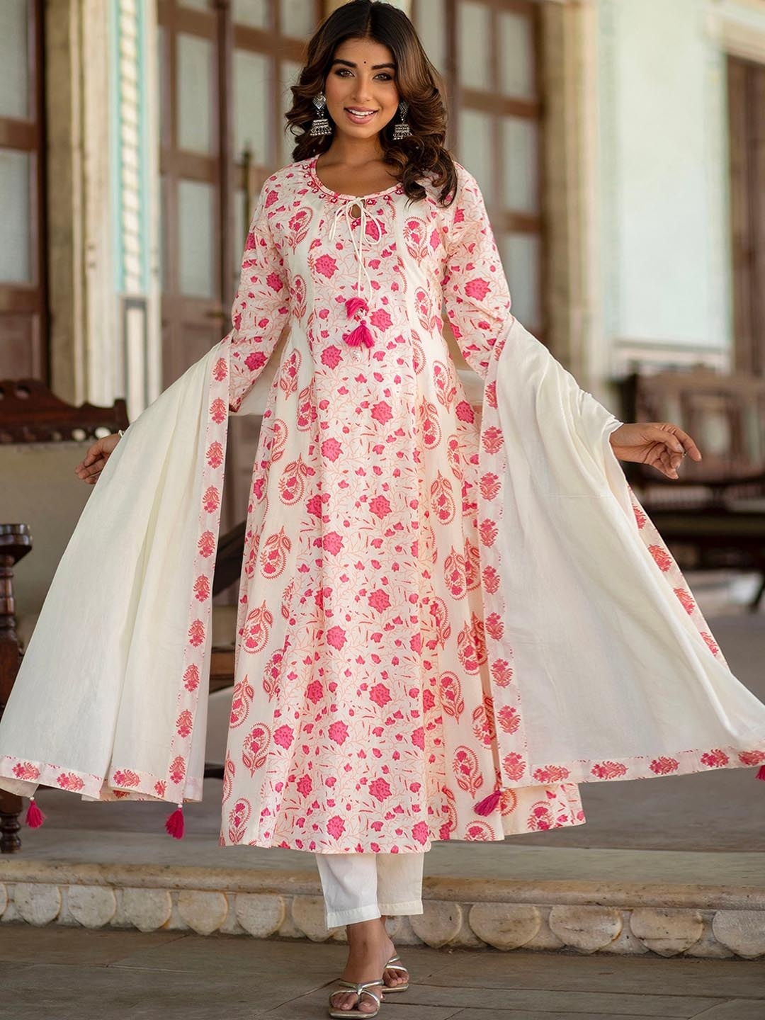 

Kohsh Tie-Up Neck Floral Printed Regular Sequinned Pure Cotton Kurta Set, Off white
