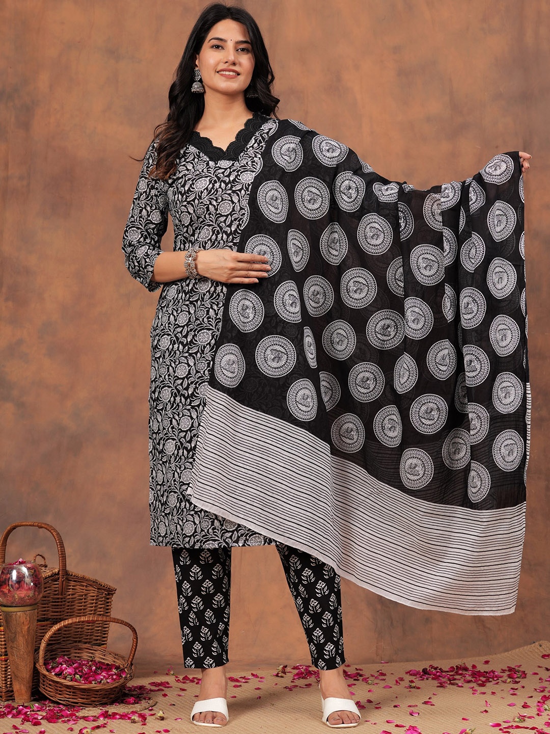 

GLIDER GIRL Floral Print Regular Pure Cotton Straight Kurta with Trouser & Dupatta, Black