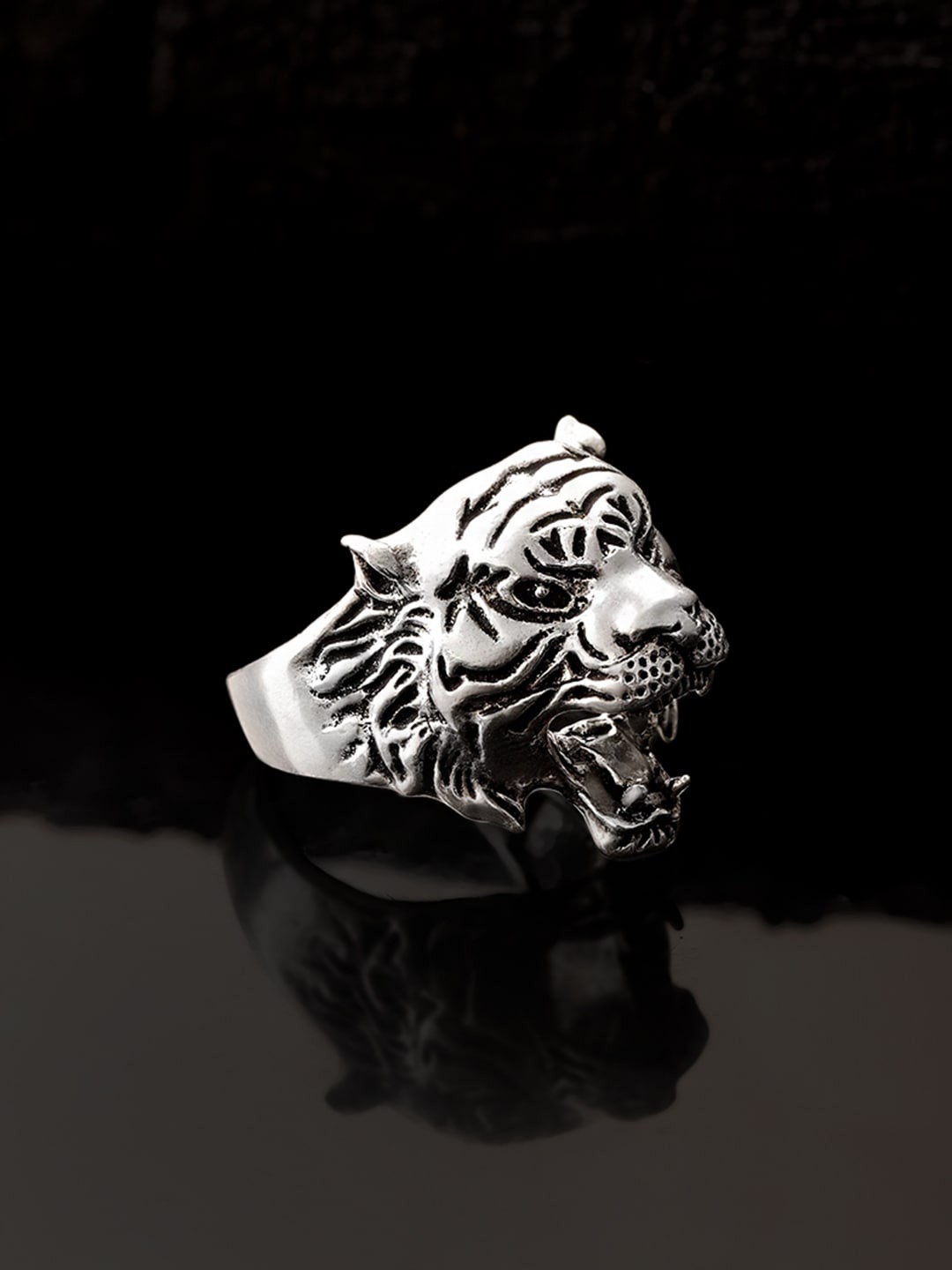 

The Roadster Lifestyle Co. Men Silver Plated Lion Motif Finger Ring