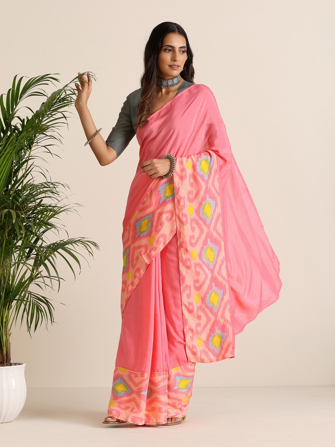 

trueBrowns Geometric printed Silk Blend Ikat Saree, Pink