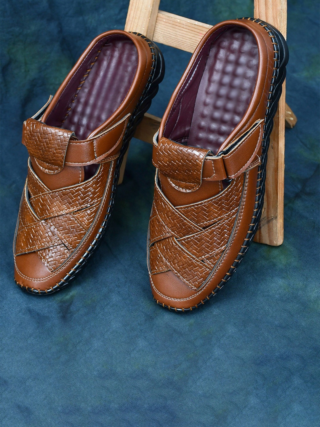

FOXYFOOT Men Textured Clogs, Brown