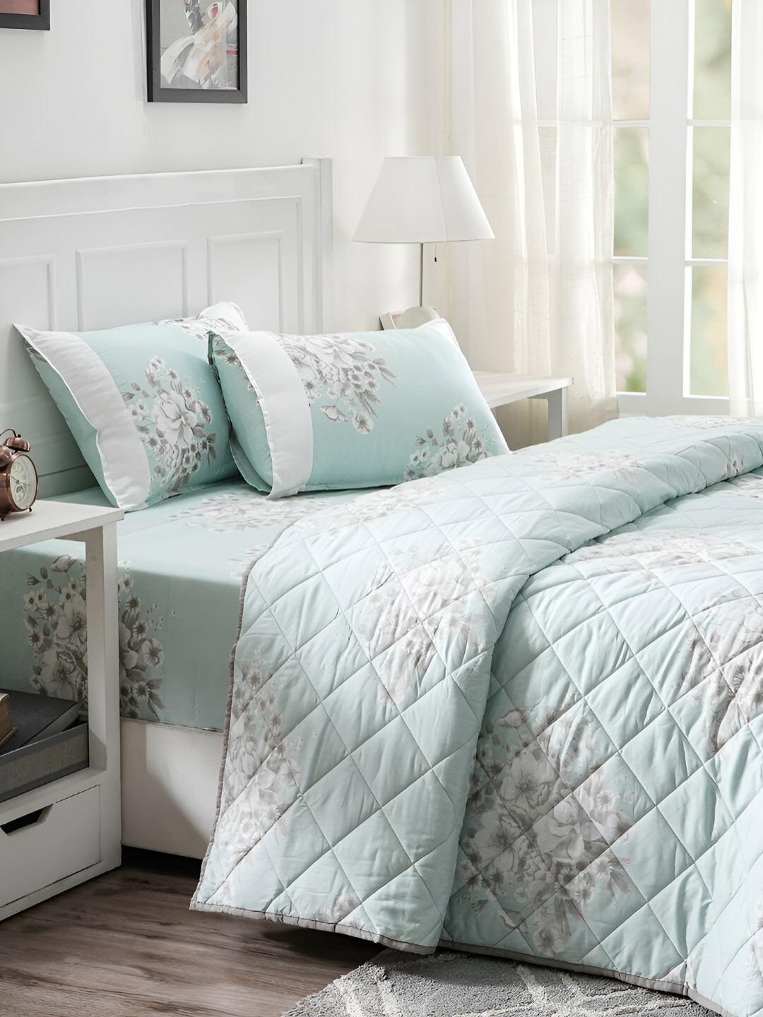 

MASPAR Blue & White Floral Printed Cotton 120 GSM Double Quilt