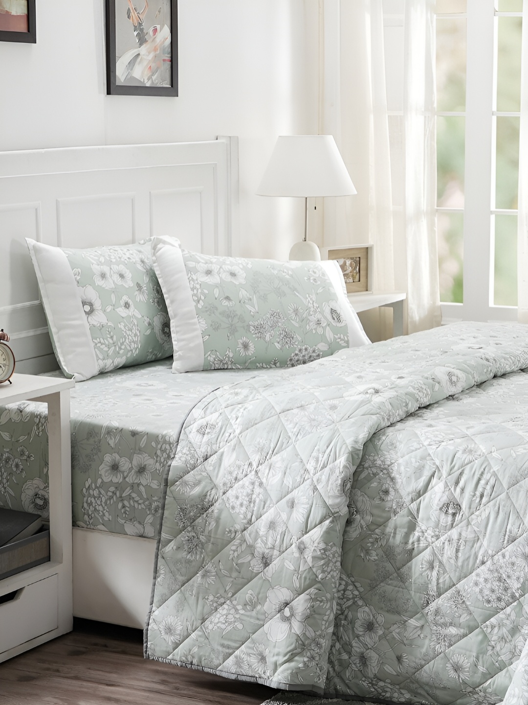 

MASPAR Off-White & Green Floral Printed 120 GSM Cotton Double Queen Quilt