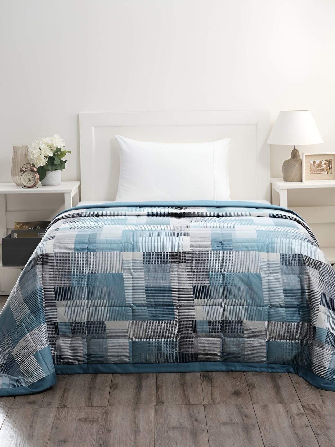 

MASPAR Blue & White Printed 300 GSM Cotton Single Bed Quilt