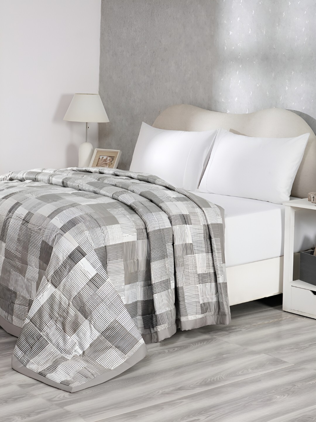 

MASPAR Grey & White Printed 300 GSM Cotton Double Queen Quilt