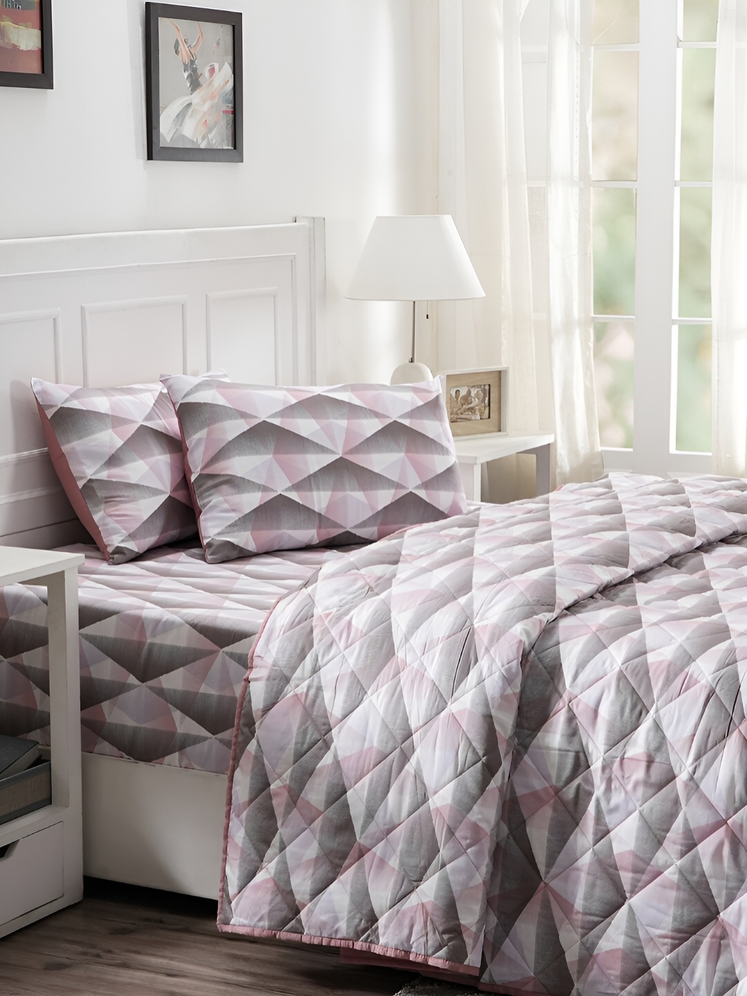 

MASPAR Pink & Grey Geometric Printed 120 GSM Cotton Double Queen Quilt
