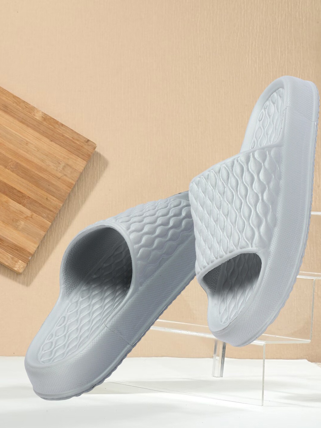 

The Roadster Lifestyle Co. Men Grey Textured Lightweight Slider Flip Flops