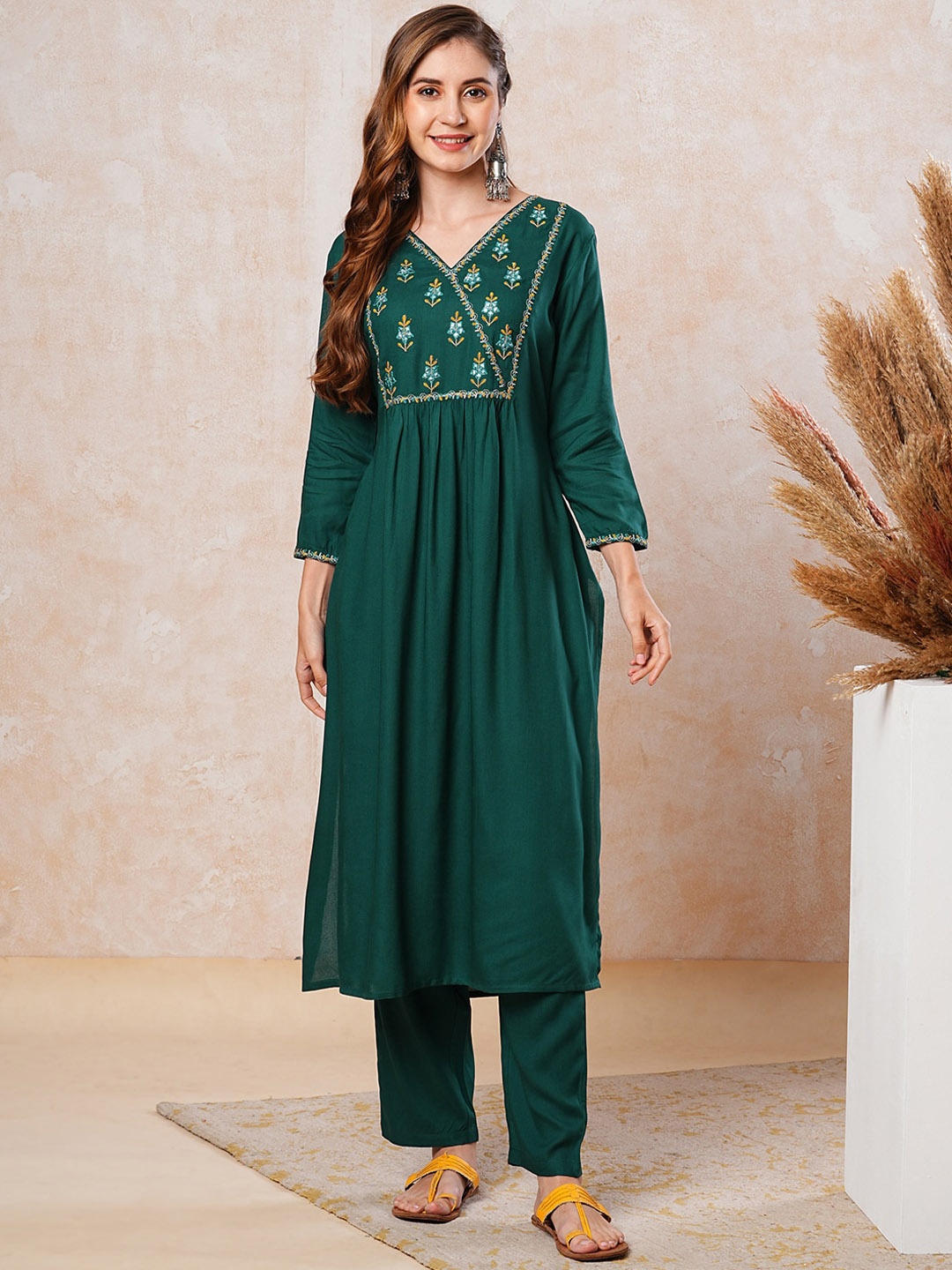 

FASHOR Ethnic Motifs Embroidered Straight Fit Kurta With Trouser, Green