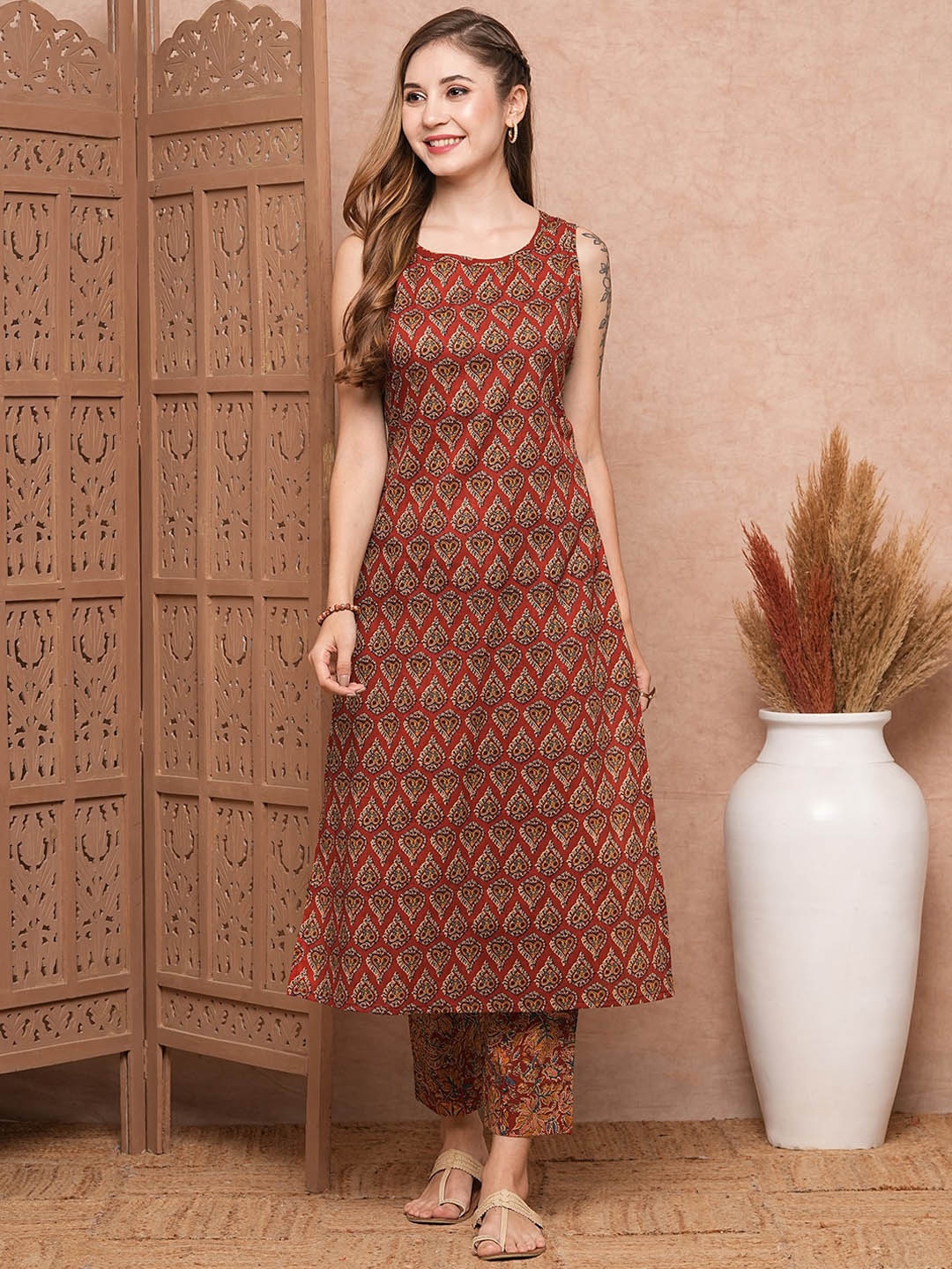 

FASHOR Floral Printed Sleeveless Pure Cotton Straight Kurta with Trousers, Rust