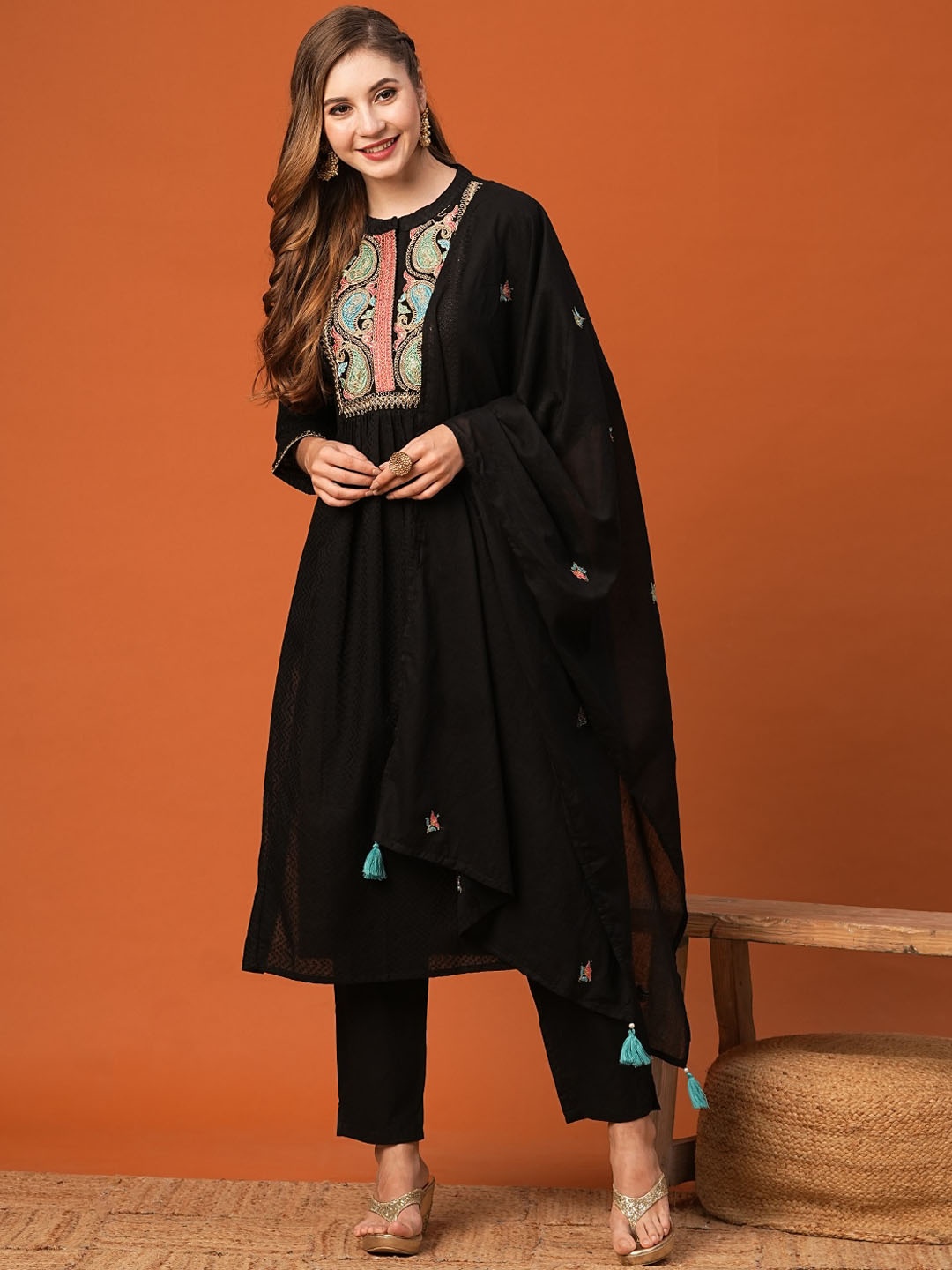 

FASHOR Paisley Embroidered Mandarin Collar Three-Quarter Sleeves Pure Cotton Kurta Set, Black