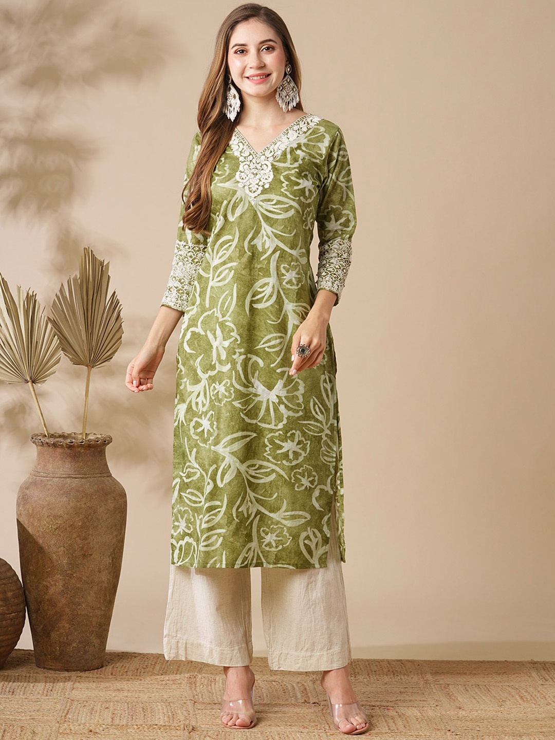 

FASHOR Floral Printed V-Neck Three-Quarter Sleeves Straight Kurta, Green