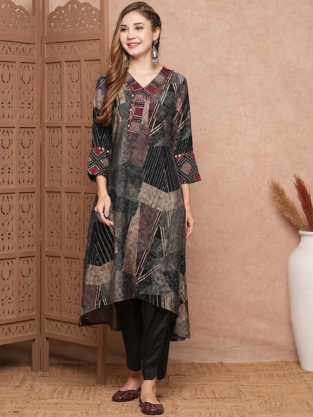 

FASHOR Abstract Printed V-Neck A-Line Regular Thread Work Kurta with Trousers, Black