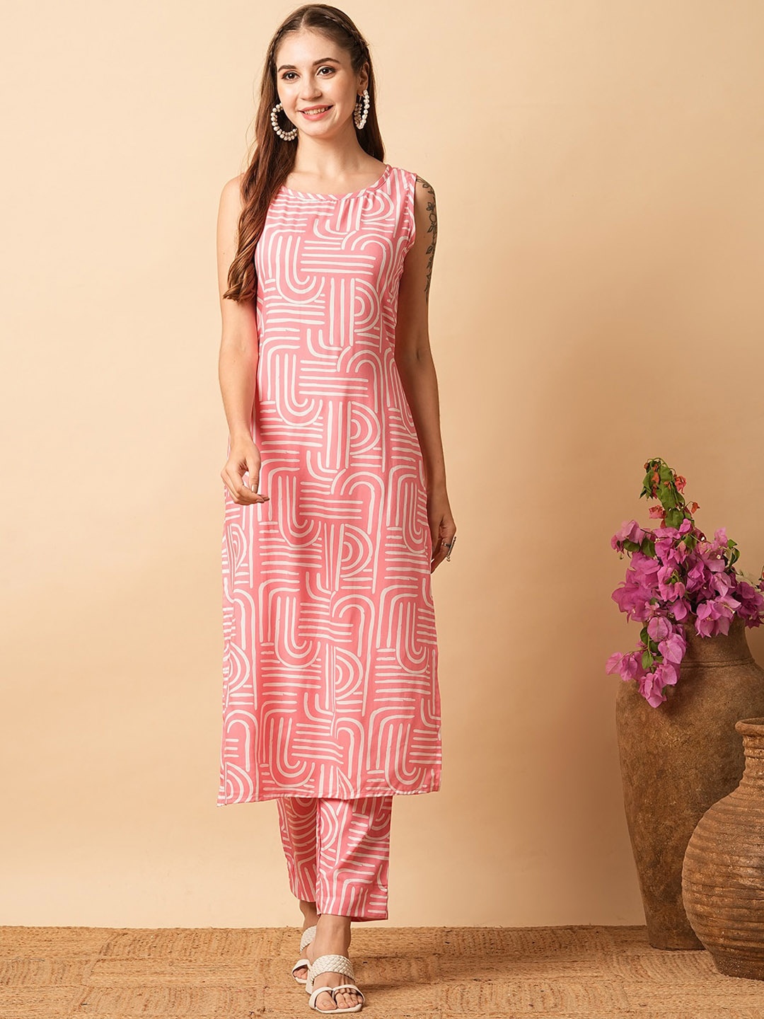 

FASHOR Geometric Printed Sleeveless Straight Fit Kurta And Trouser Co-Ords, Pink