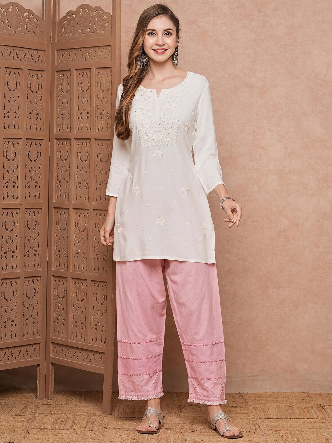 

FASHOR Floral Embroidered Chikankari Straight Kurti, White