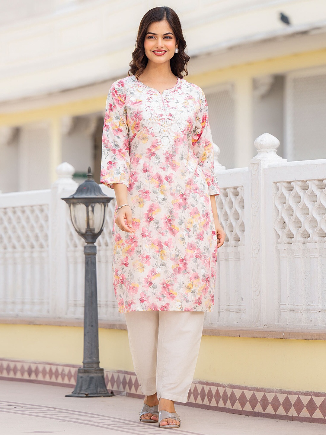 

Peachmode Floral Printed Notch Neck Straight Kurta, Pink