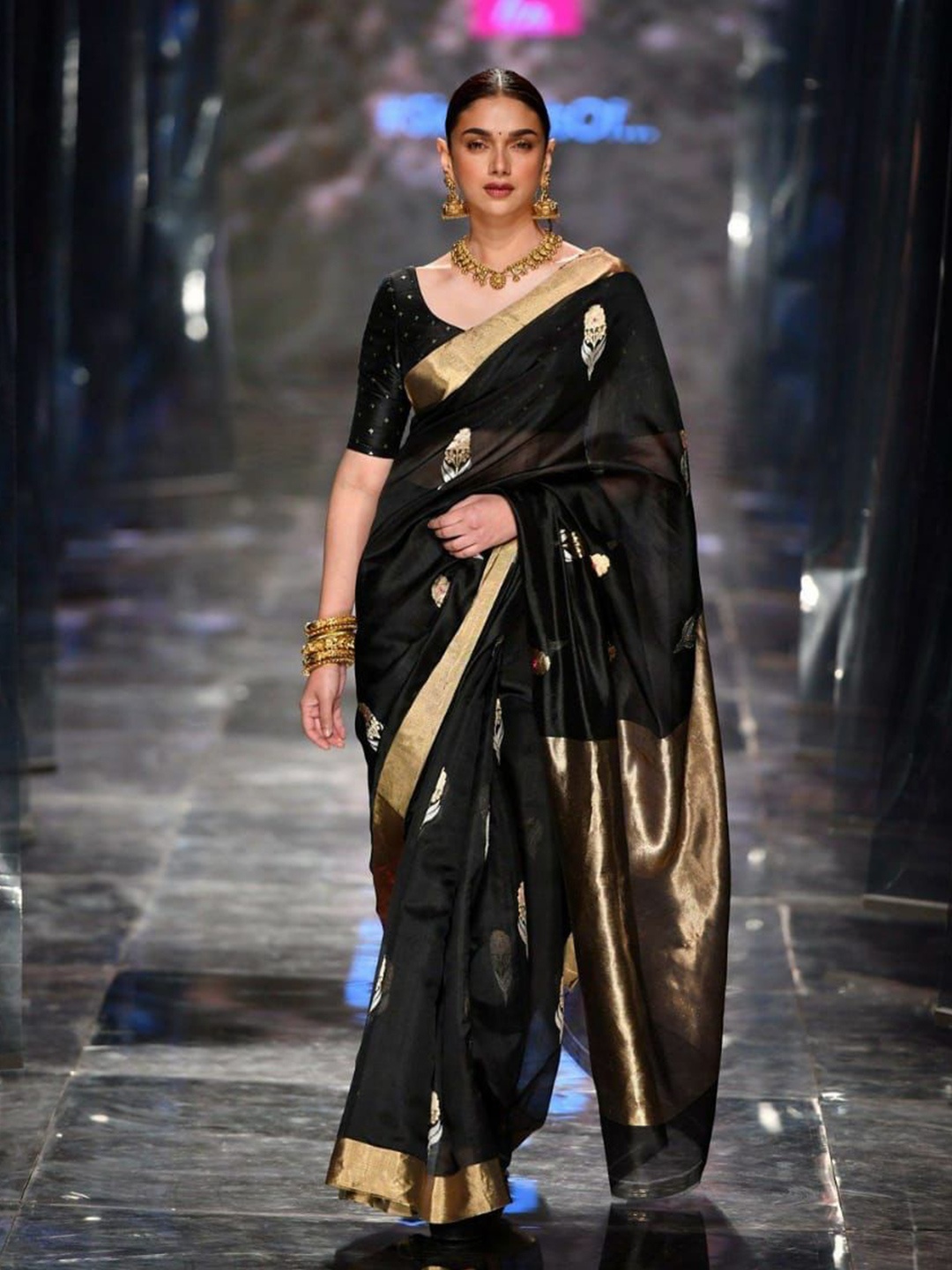 

ALAGINI Ethnic Motifs Zari Silk Blend Kanjeevaram Saree, Black