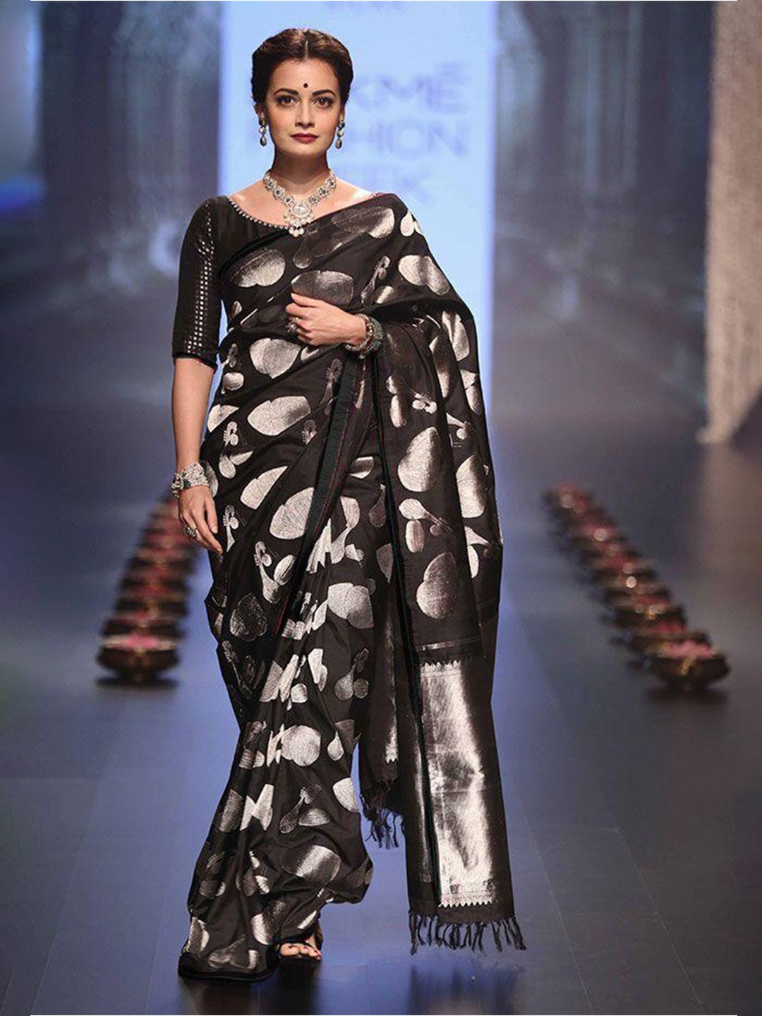 

ALAGINI Ethnic Motifs Zari Silk Blend Kanjeevaram Saree, Black