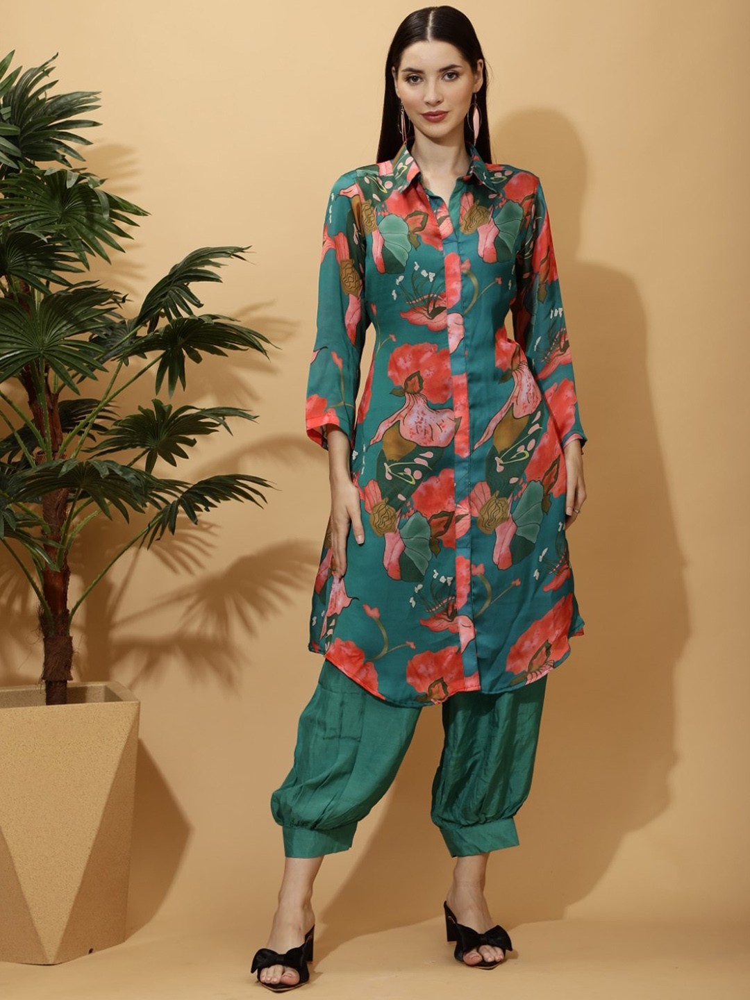 

Laalzari Floral Printed Shirt Collar Long Sleeves Satin Tunic & Trousers, Green