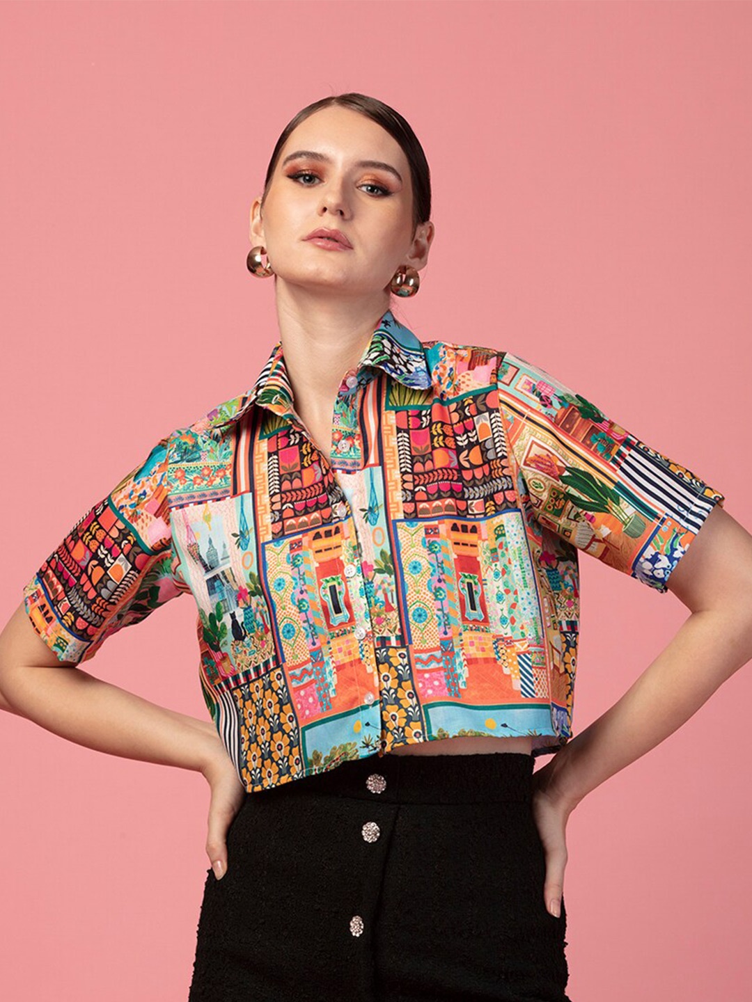 

De Novoo Brown Abstract Printed Spread Collar Short Sleeves Crop Shirt