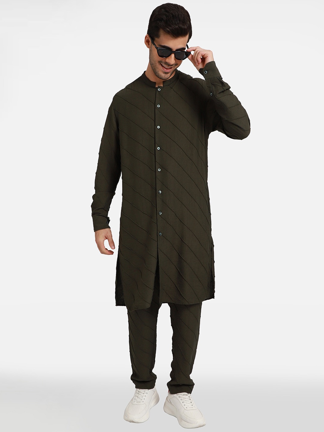 

Komal Kothari Striped Regular Linen Kurta with Pyjamas, Green