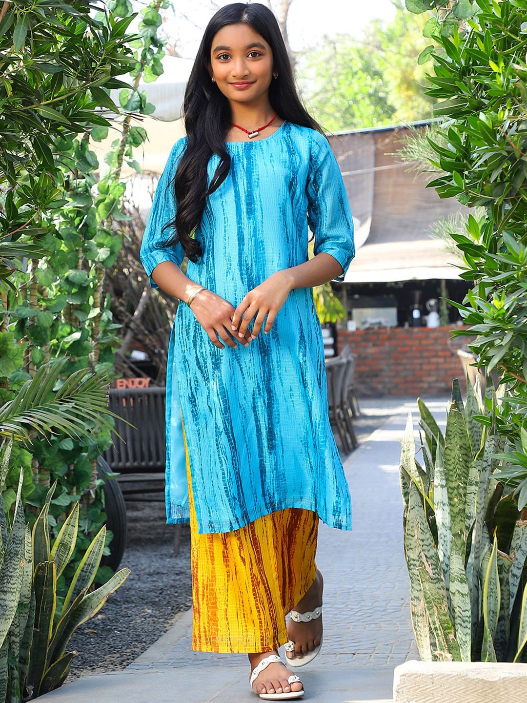 

Aks Kids Girls Abstract Printed Straight Holi Kurta With Palazzo, Blue
