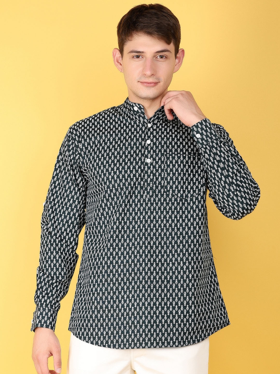 

V-Mart Geometric Printed Cotton Mandarin Collar Kurta, Green