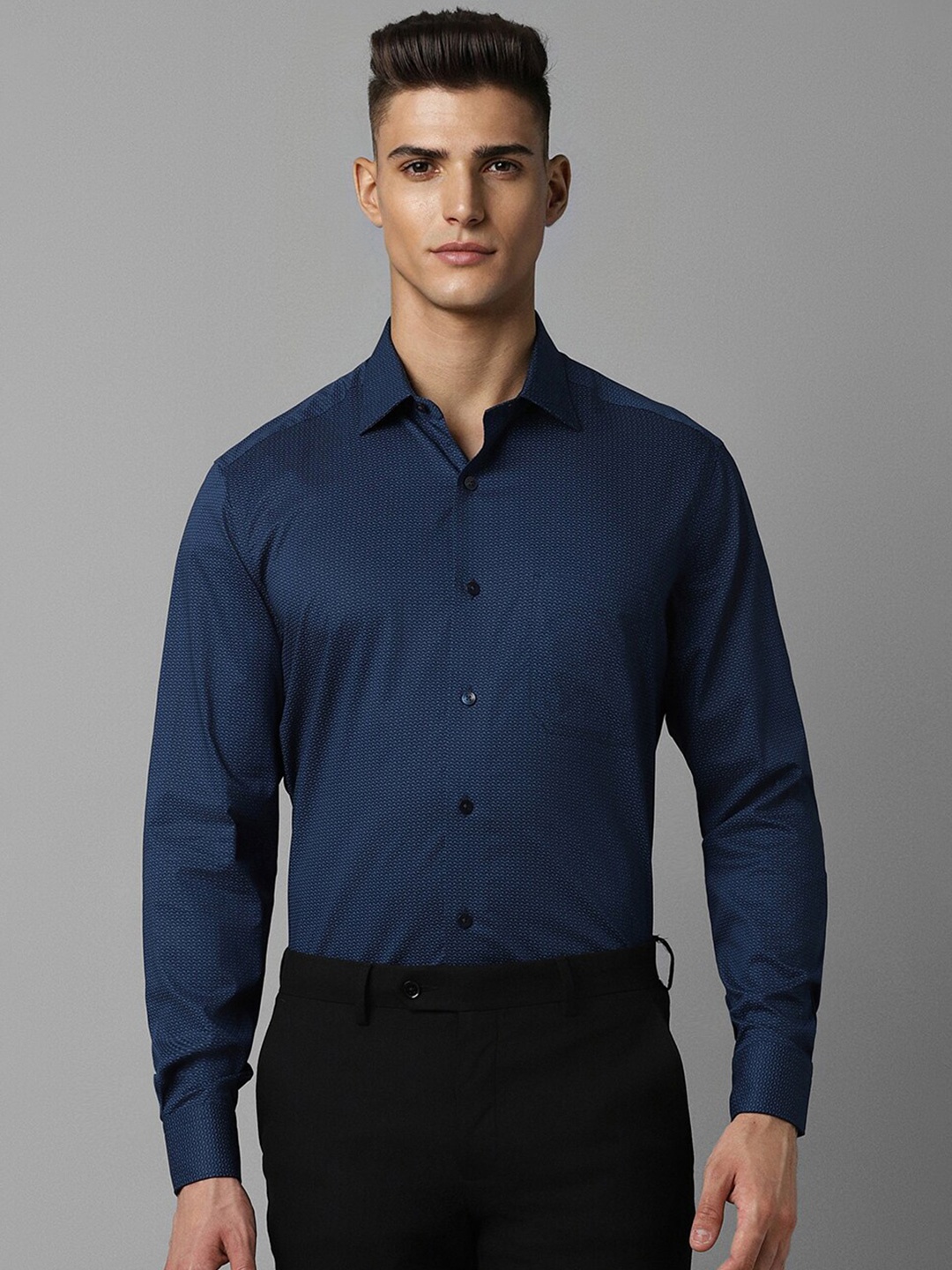 

Louis Philippe Textured Cutaway Collar Classic Cotton Formal Shirt, Navy blue