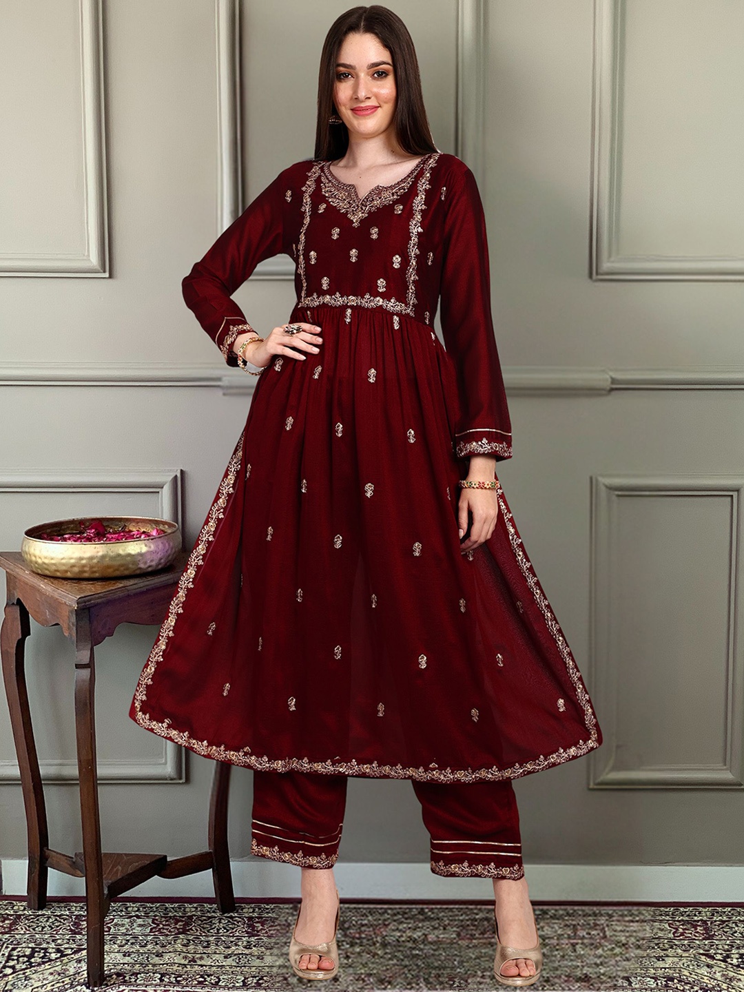 

NIZA FASHION Floral Embroidered Thread Work Straight Kurta & Trousers, Maroon