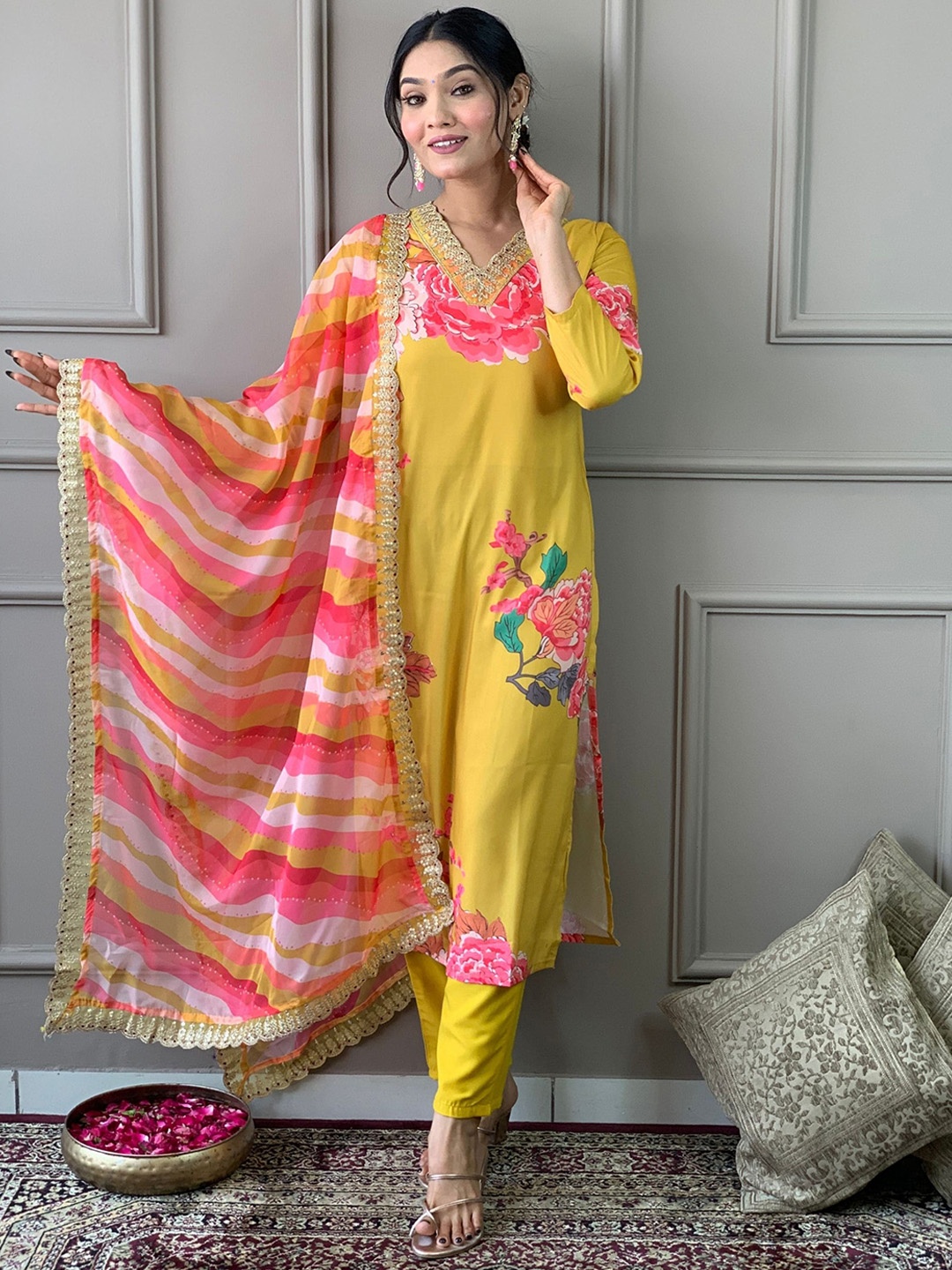 

Momina Fashion Floral Regular Thread Work Pure Silk Kurta with Trousers & Dupatta, Yellow