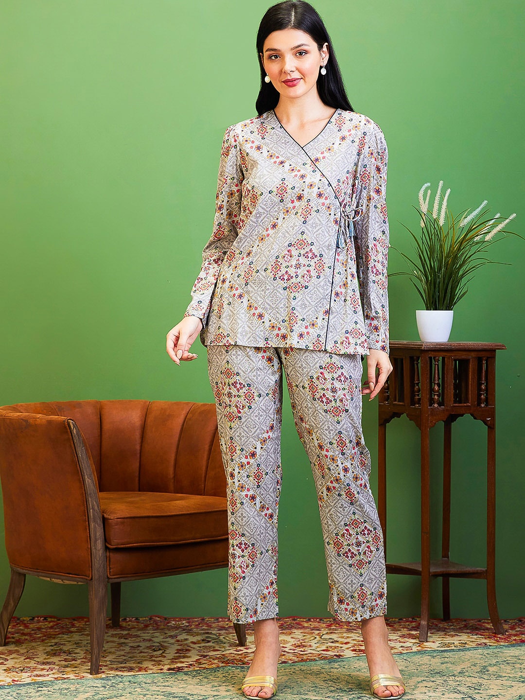 

AV2 Floral Printed V-Neck Top With Trousers, Grey