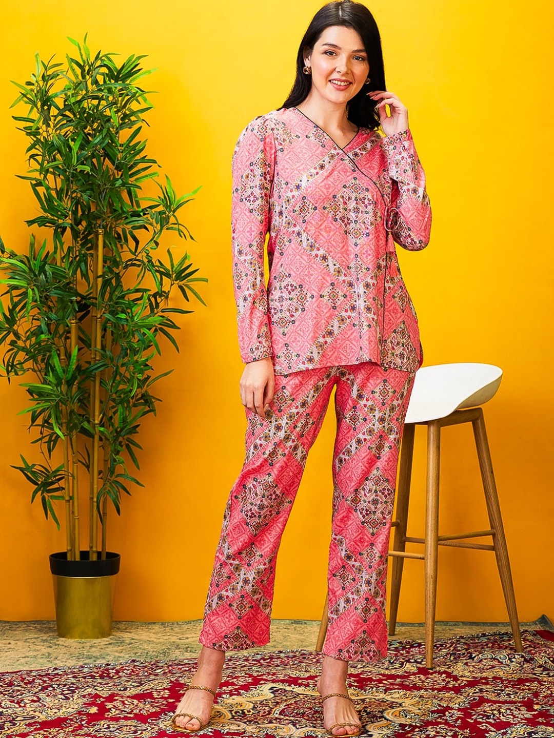 

AV2 Ethnic Motifs Printed V-Neck Tunic With Trousers, Pink