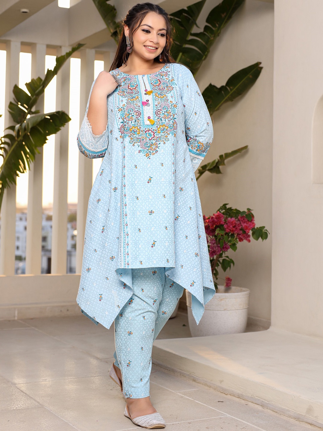 

Juniper Plus Size Floral Embroidered Keyhole Neck Three-Quarter Sleeves Kurta Set, Blue