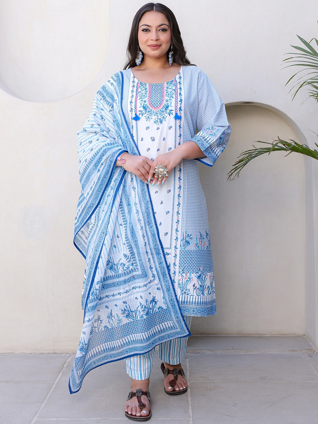 

Juniper Pluse Size Floral Printed Round Neck Three-Quarter Sleeves Kurta Set, Blue