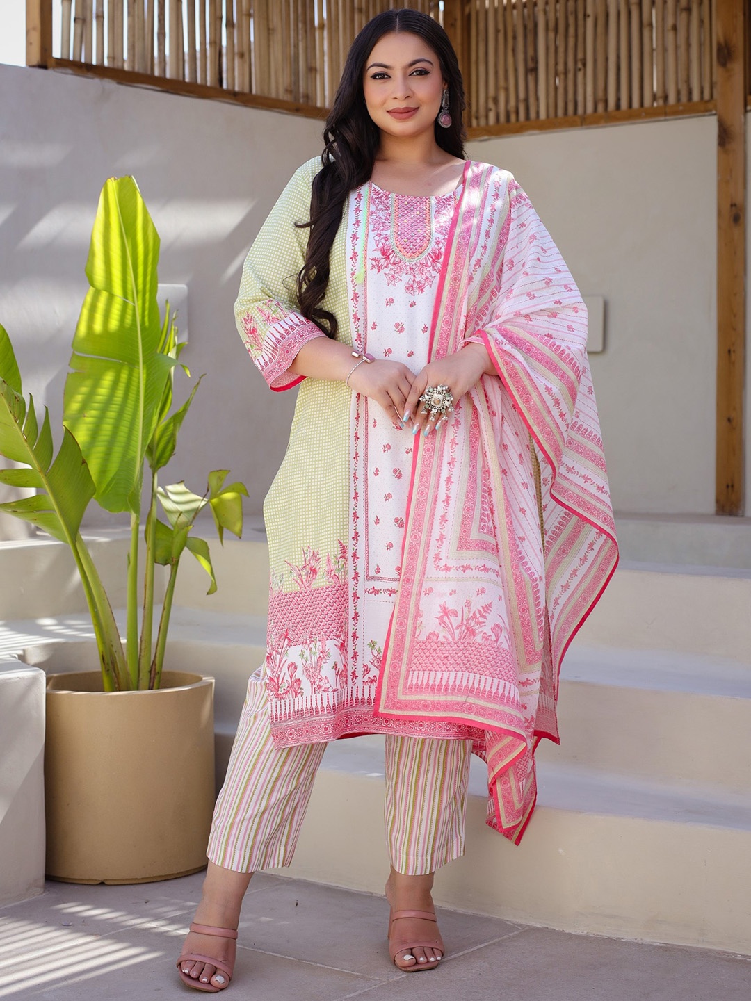 

Juniper Plus Size Floral Printed Round Neck Three-Quarter Sleeves Kurta Set, Lime green