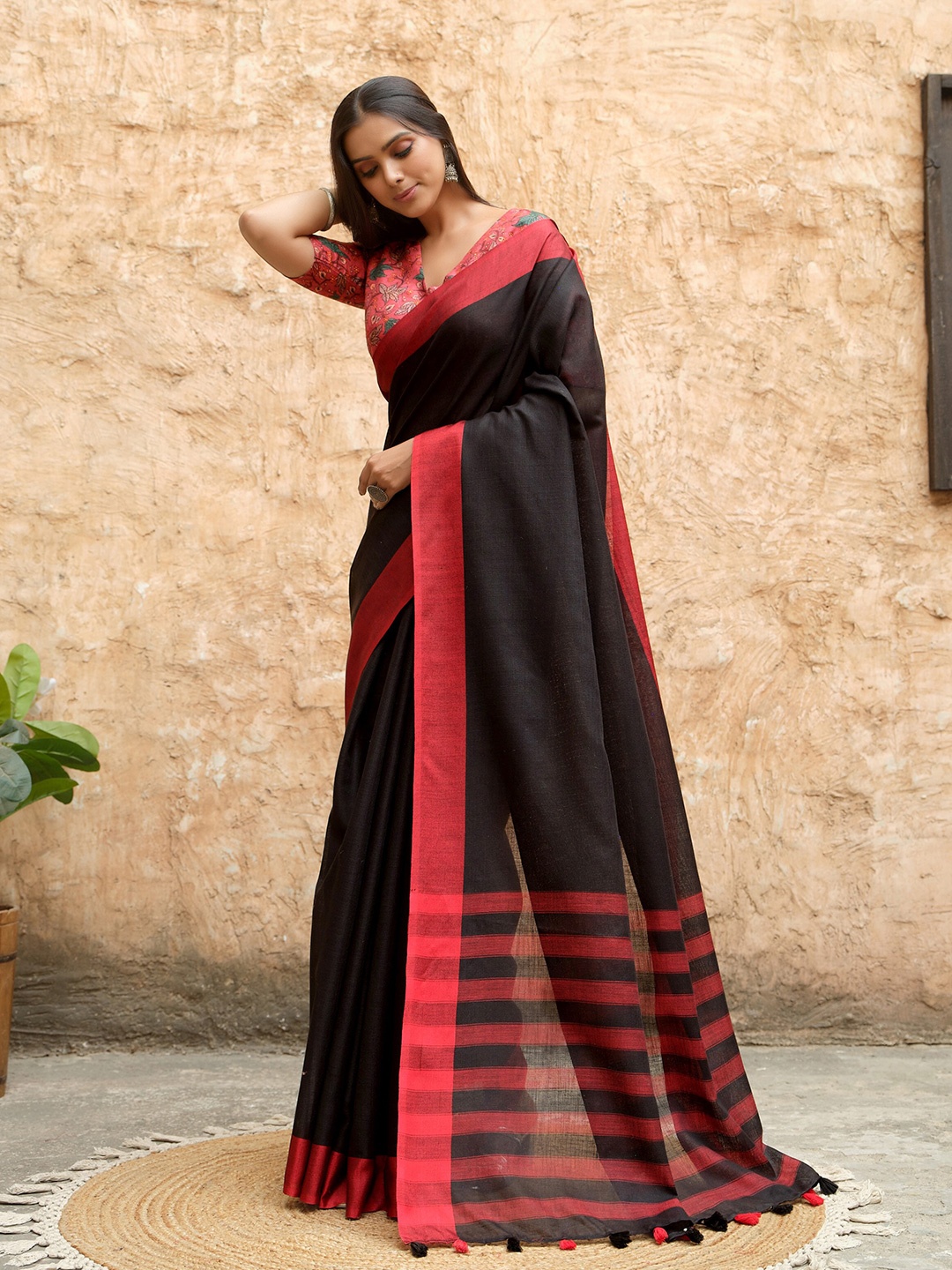 

Sangria Woven Cotton Handloom Look Saree, Black