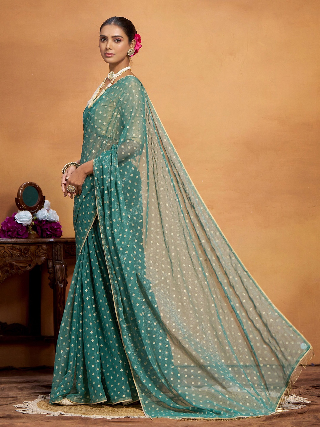 

Sangria Flowy Shimmer Look Saree, Green
