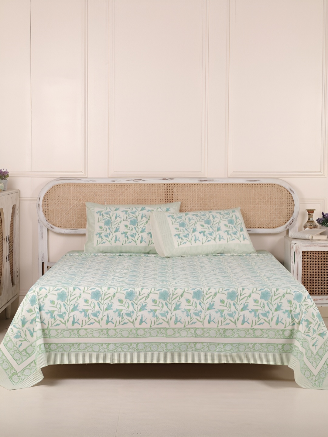 

Peepul Tree White & Green Floral Queen Bedsheet with 2 Pillow Covers