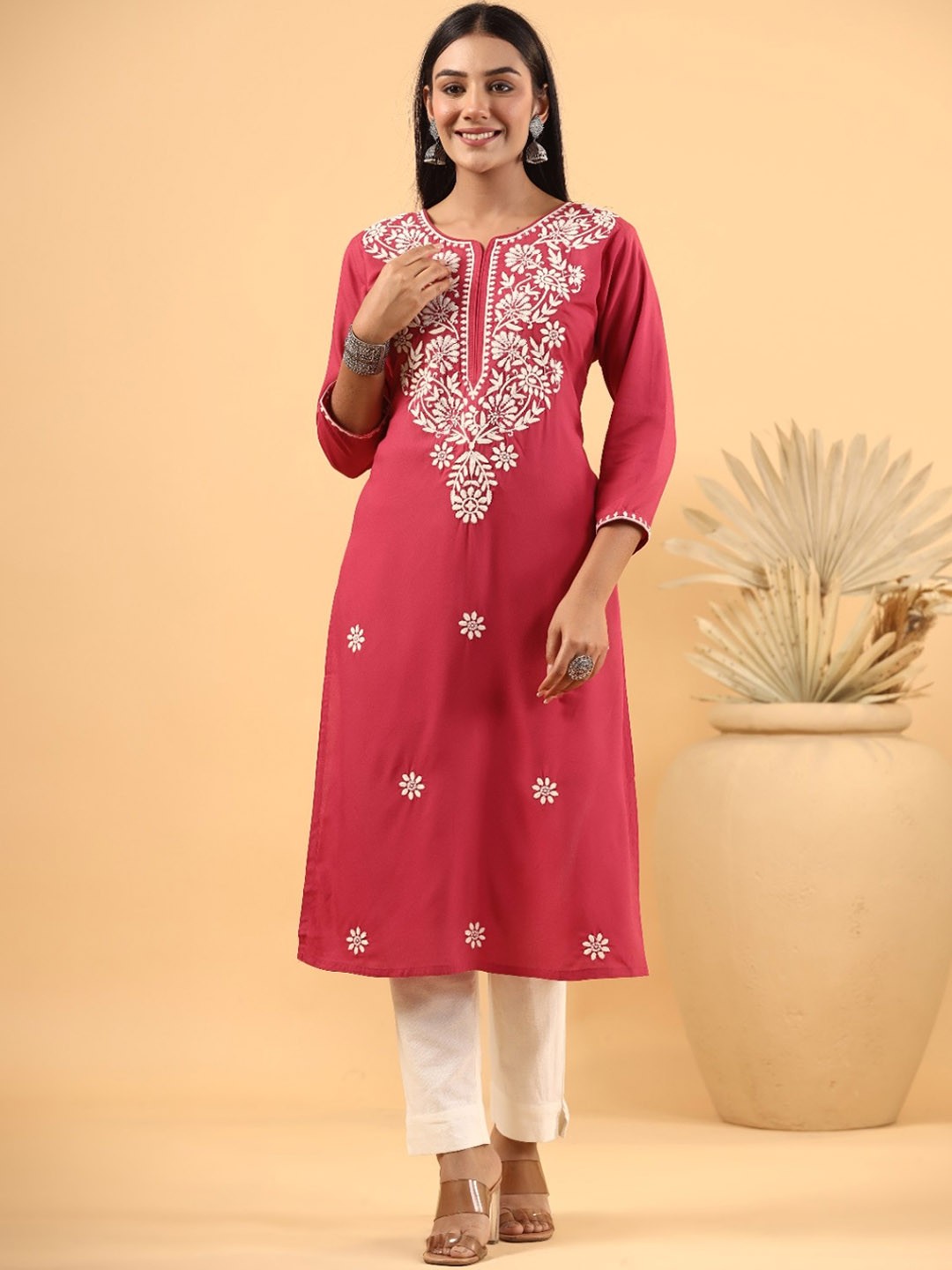 

INDYES Women Ethnic Motifs Embroidered Thread Work Floral Kurta, Pink