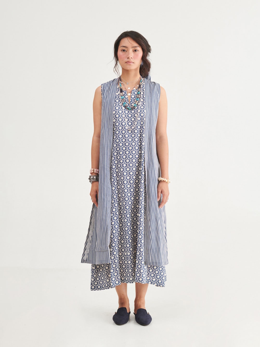 

Prakriti Jaipur Floral Print Round Neck Sleeveless Cotton A-Line Midi Dress With Jacket, Blue
